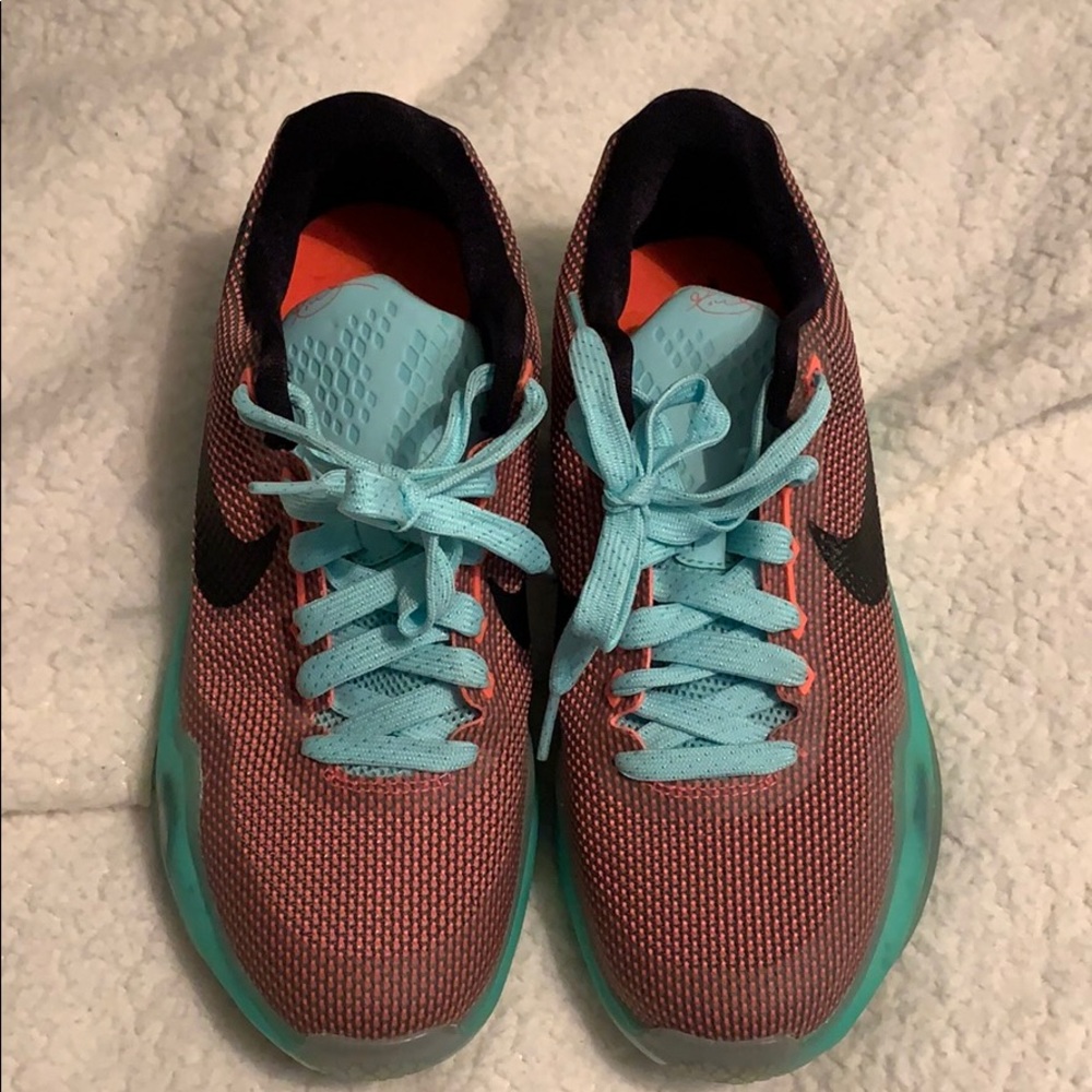 Basketball shoes